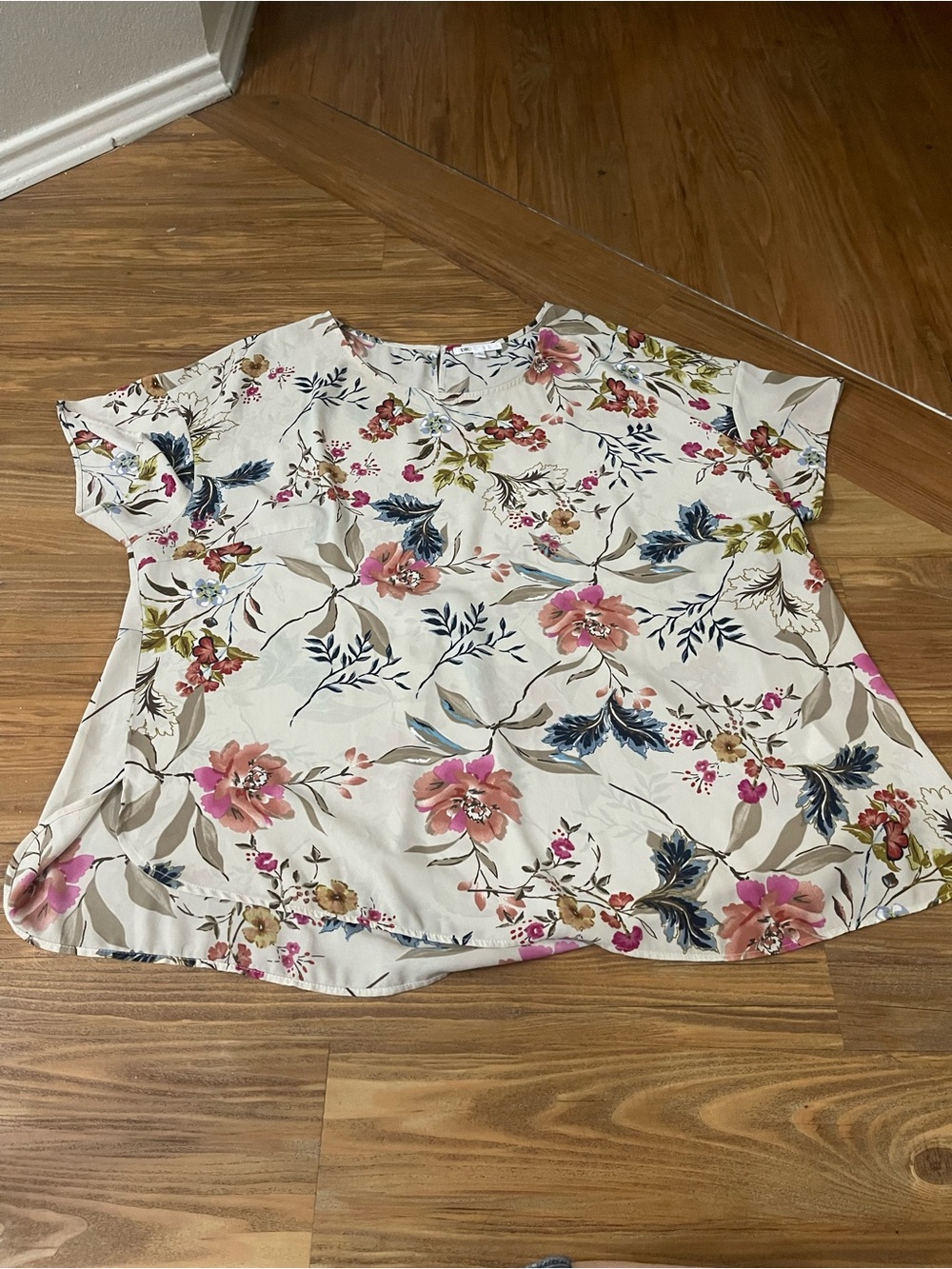 Floral Short-Sleeve Women’s Plus Size Blouse in Cream with Pink Flowers Size 3X